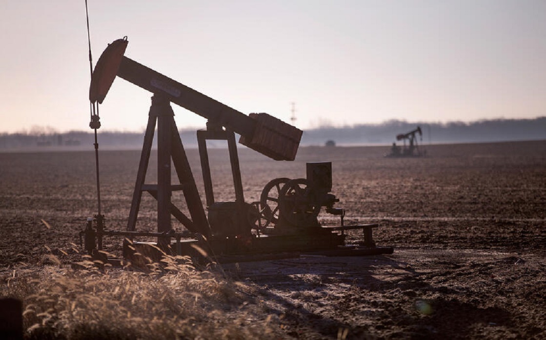 أسعار النفط تتحول للخسارة في نهاية جلسة الجمعة مع تهاوي عقود زيت التدفئة الأميركي
