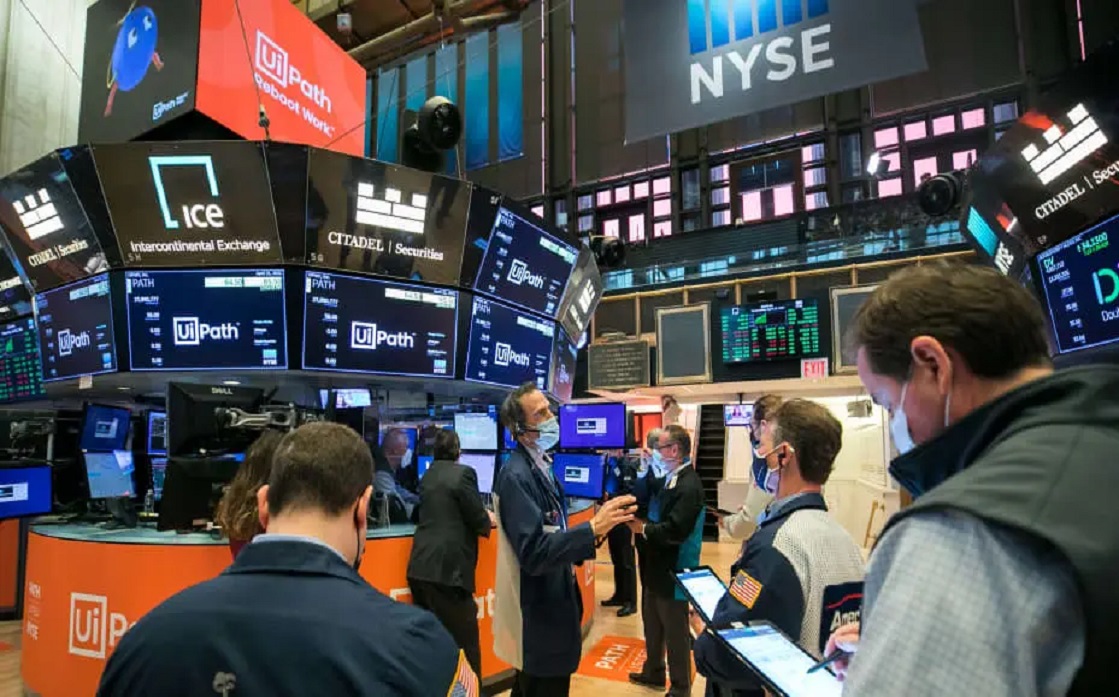US stocks close lower after volatile performance