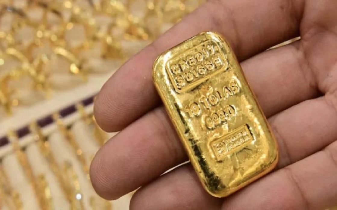 Gold prices rise as the dollar declines, silver jumps 7%
