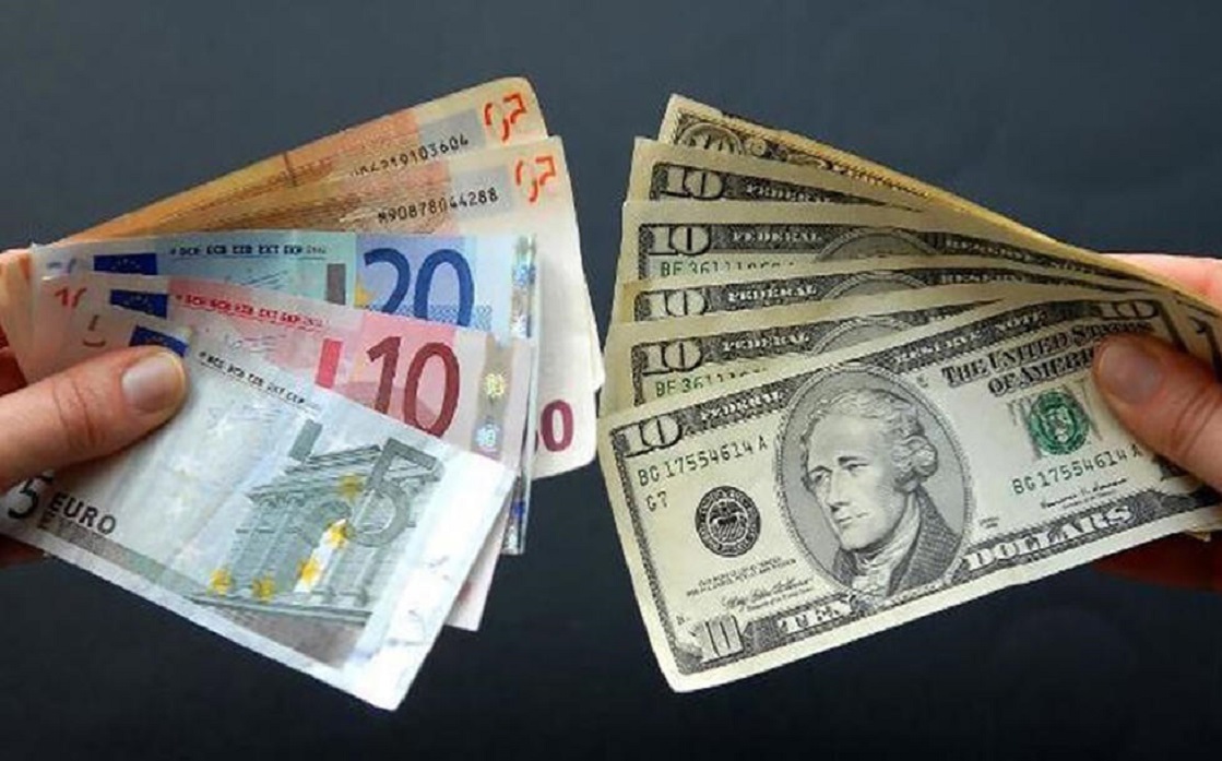 الدولار يرتفع مقتربًا من أعلى مستوياته في 20 عامًا واليورو يتراجع