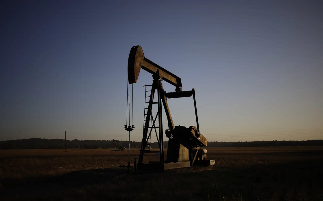 النفط ينهي الأسبوع منخفضاً في ظل مخاوف الطلب بعد حظر روسي