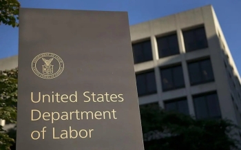 us-unemployment-claims-fall-to-218-000-2025-09-25