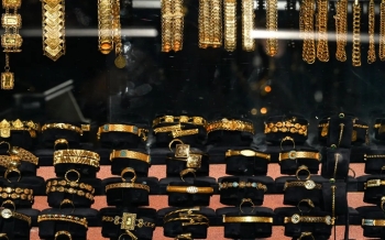 gold-prices-jump-1-as-dollar-weakens-2025-08-20