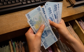 The Turkish lira falls to a new record level against the dollar