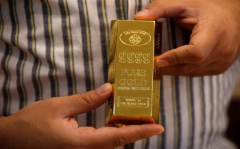 gold-heads-for-weekly-loss-amid-easing-trade-tensions-2025-05-02