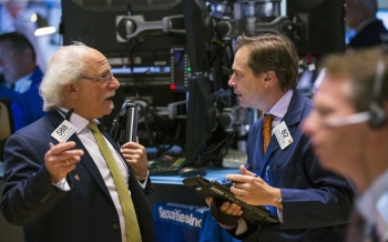 the-fall-of-oil-pushes-wall-street-higher-and-gold-falls-2023-11-22