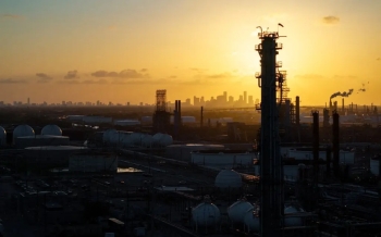 النفط يتراجع عند التسوية وسط ارتباك الأسواق