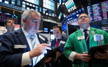 Dow Jones loses more than 500 points after disturbing US data