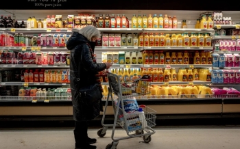 us-consumer-confidence-falls-to-4-year-low-2025-03-25