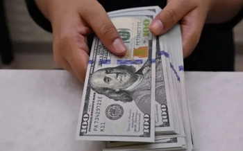 dollar-near-multi-year-lows-against-euro-2025-04-22