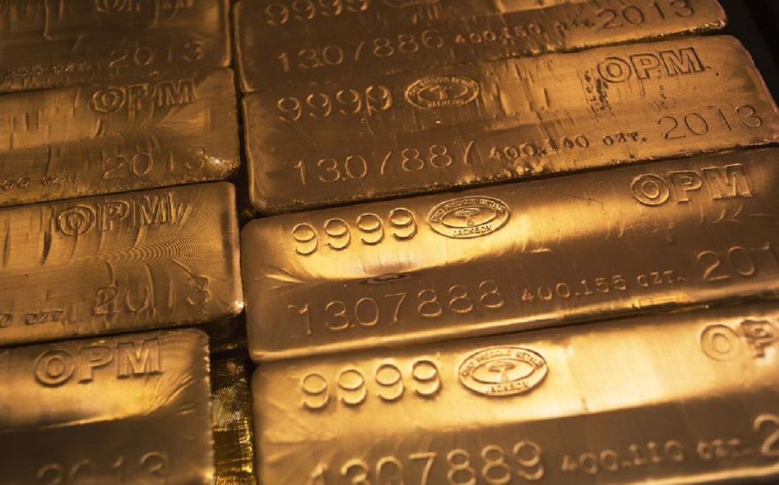 Gold falls after strong US data